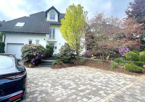 Vorderansicht des Hauses - Traumhaftes Familiendomizil in Toplage Stadt Schmallenberg