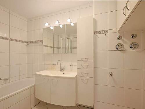 Helles Bad mit Dusche und Badewanne - 