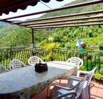 Blick auf die Piazza und 25 qm Sonnenterrasse - Apricale