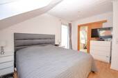 Schlafzimmer mit Blick zum Bad - 