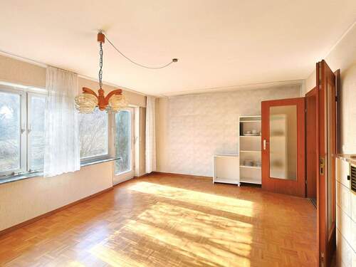 Schönes, helles Wohnzimmer mit Terrassenzugang - 6 Zimmer Einfamilienhaus in Freiberg am Neckar