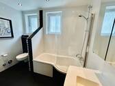 Bad mit Badewanne EG - 