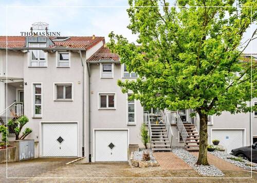 Straßenansicht - Teilw. modernisiertes gepflegtes RMH mit Garten, Garage und Badsanierung inklusive ! - sofort frei !