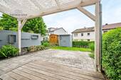 Garten mit neuwertiger Terrasse, Pergola und Gartenhütte - 