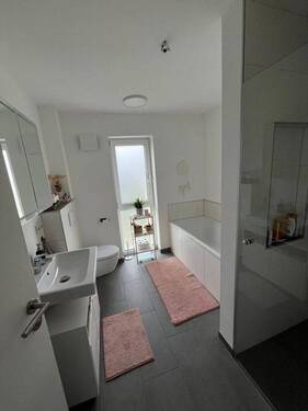 Bad mit Badewanne - 2 Zimmer Etagenwohnung in Neunkirchen-Seelscheid