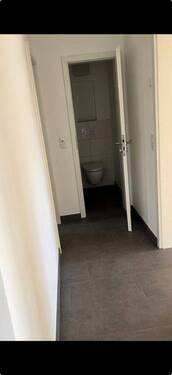 Flur und Gäste-WC - Etagenwohnung mit 77,00 m&sup2; in Neunkirchen-Seelscheid zur Miete