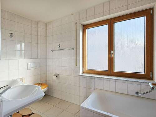 Geräumiges Tageslichtbad mit Badewanne und Dusche - 