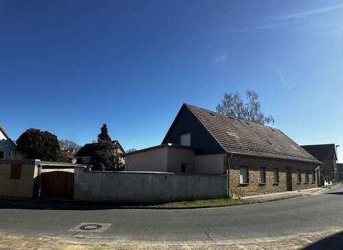 Toreinfahrt von Straße.jpeg - +++ Einfamilienhaus in Plotha +++