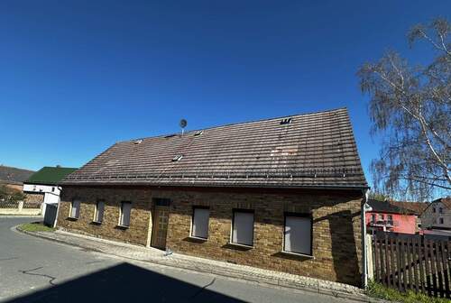 Haus mit Eingang.jpeg - 6 Zimmer Mehrfamilienhaus, Wohnhaus zum Kaufen in Teuchern