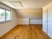 Lichtdurchflutetes Zimmer im DG - 