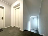 Treppenhaus mit Zugang zum Fahrstuhl - 