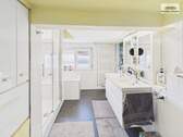 Modernes Badezimmer mit bodengleicher Dusche und Badewanne_01 - Rodgau: Modernisiertes EFH, 6 Zi., WP (heizkühl), Kamin, Hof, 11-kW Wallbox