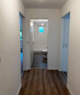 Flur, Bad 1 mit Dusche + Fenster - 