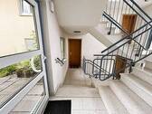 helles Treppenhaus.jpeg - 3 Zimmer Etagenwohnung in Neckarsulm