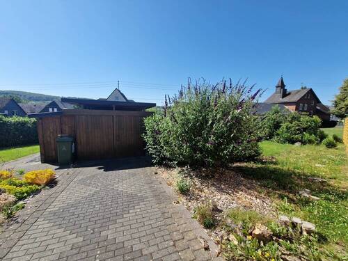 Einfahrt zum Carport - 