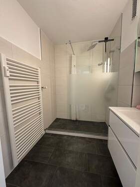 Badezimmer mit bodentiefer Dusche - 