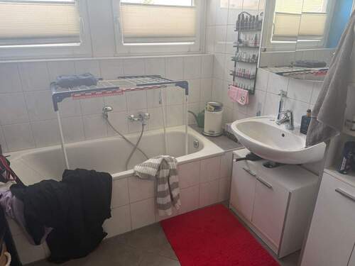 Bad mit Wanne - Etagenwohnung mit 75,00 m&sup2; in Baiersdorf zur Miete
