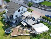 Blick von oben - Modernes Einfamilienhaus mit ELW, Garten und Carport