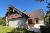 Außenansicht mit Terrasse - Einfamilienhaus mit Einliegerwohnung