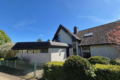 Außenansicht mit Carport - 7 Zimmer Einfamilienhaus zum Kaufen in Bad Oldesloe