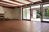 Wohnzimmer mit Blick nach draußen - 