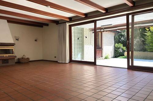 Wohnzimmer mit Blick nach draußen - 
