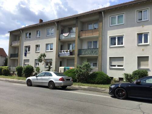 Ansicht der Wohnhäuser Ketteler Str. 6+8 von der Straße aus mit Balkonen - Gemütliche 2-Zimmer-Wohnung in angenehmer Wohnlage von Heppenheim