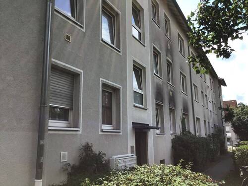 Ansicht der Wohnhäuser Ketteler Str. 6+8 mit Hauseingängen und Außenanlage - 2 Zimmer Etagenwohnung zur Miete in Heppenheim