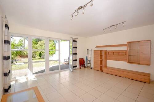 Wohnzimmer - 3 Zimmer Mehrfamilienhaus, Wohnhaus in Köln