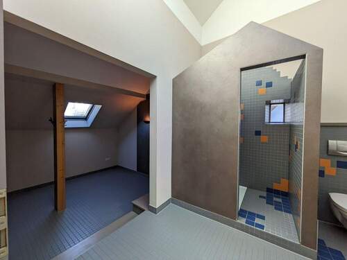 Duschbad mit Blick in den Ruhebereich - 