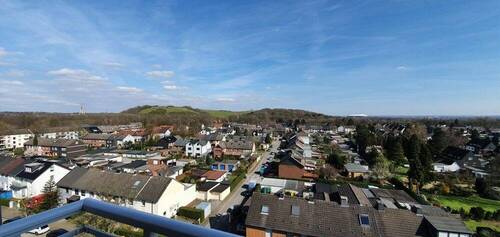 Ausblick - Penthouse-Feeling: 3 Zimmer, ca. 74,5 m², Balkon & sagenhafter Fernblick in Buer-Schaffrath