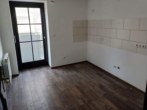 Küche mit Zugang hinters Haus - 