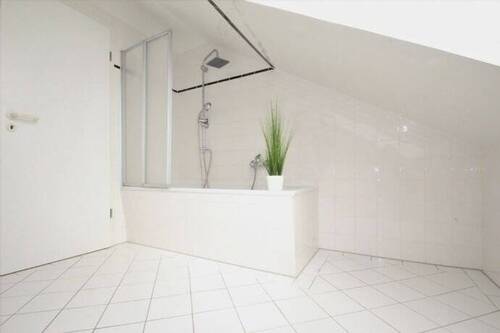 Tageslichtbad mit Wanne - 