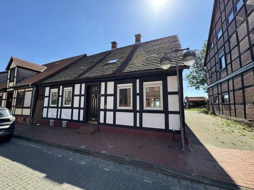 Ansicht Straße - Sanierungsfähiges Fachwerkhaus mit Blick auf den Aland
