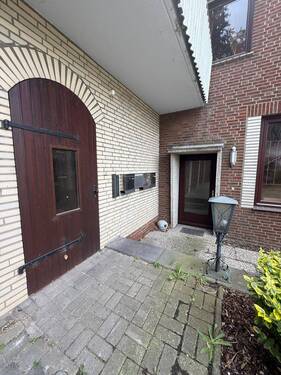 Hauseinang zu den Erdgeschosswohnungen sowie zur Einzimmerwohnung - 1 Zimmer Mehrfamilienhaus, Wohnhaus zum Kaufen in Stuhr