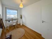 Helles Zimmer mit Schreibtisch - 2 Zimmer Etagenwohnung in Hamburg