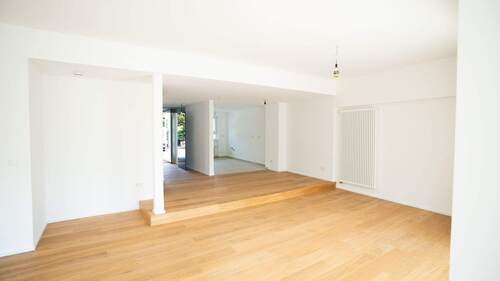 Wohnbereich mit Ansicht auf Küche - 