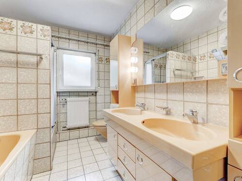 Tageslichtbad mit Doppelwaschtisch und Badewanne - 