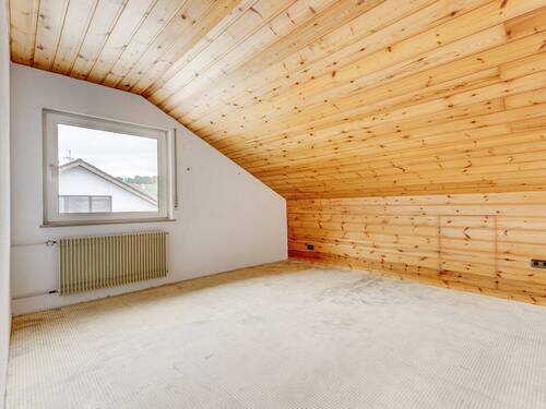 Helles Zimmer im Dachgeschoss - 