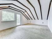 Ausgebautes Dachstudio mit Zugang zum Balkon - 