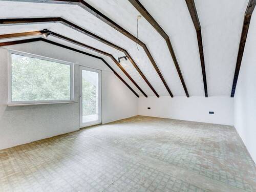 Ausgebautes Dachstudio mit Zugang zum Balkon - 