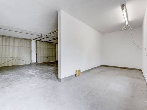 Großzügige Doppelgarage mit integrierter Werkstattmöglichkeit - 