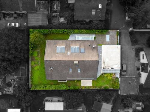 Draufsicht auf Grundstück und Gebäude - 