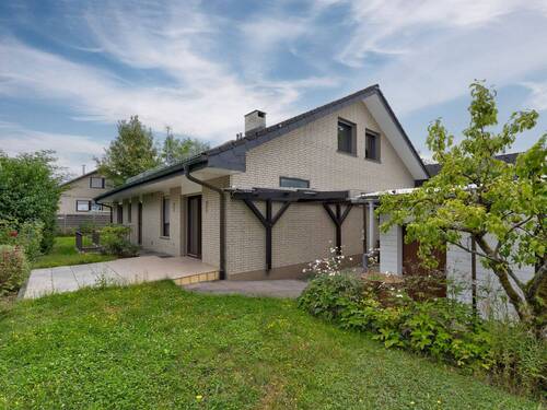 Gartenansicht mit überdachtem Zugang zu den Garagen - 7 Zimmer Einfamilienhaus in Efringen-Kirchen