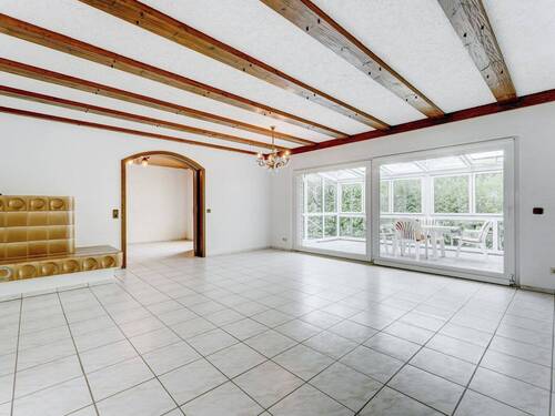 Großzügiges Wohnzimmer mit Zugang zum Wintergarten - 