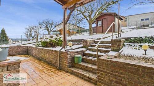 überdachte Terrasse und Gartenhaus - 