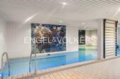 Für die Bewohner: Indoorpool mit Solarium und Fitnessbereich - 