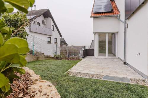 Terrasse und Gartenanteil III - 