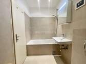 Badezimmer mit Badewanne - 