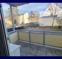 In guter Lage mit Balkon: renovierte 2-Zimmer-Wohnung, Tageslichtbad + Wanne, Vinyl-Boden, Essküche - Singen (Hohentwiel)